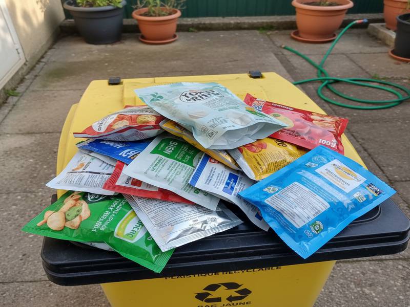 Sachets plastiques divers prêts pour le bac jaune